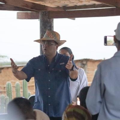 Comunidad de Las Piedras entrega lote al gobernador Aguilar para que Air-e construya la subestación y se terminen las fluctuaciones en Uribia y Manaure