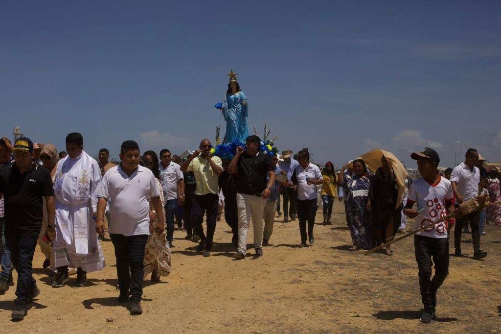 Senadora Martha Peralta Epieyú, presente en las fiestas patronales de la virgen Estrella del Mar, en Puerto Estrella, Alta Guajira