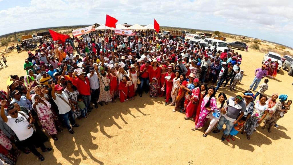 Con la manta bien puesta, Martha Peralta Epieyú recorre los corregimientos y comunidades de la Alta Guajira