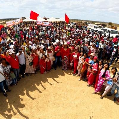 Con la manta bien puesta, Martha Peralta Epieyú recorre los corregimientos y comunidades de la Alta Guajira