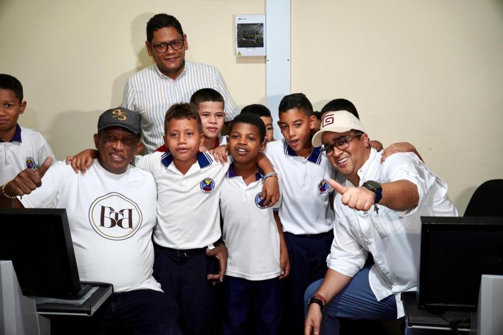Con la Llave del Desarrollo, gobernador Jairo Aguilar recorrió Fonseca para presentar avances en educación, infraestructura, cultura, deporte y desarrollo productivo