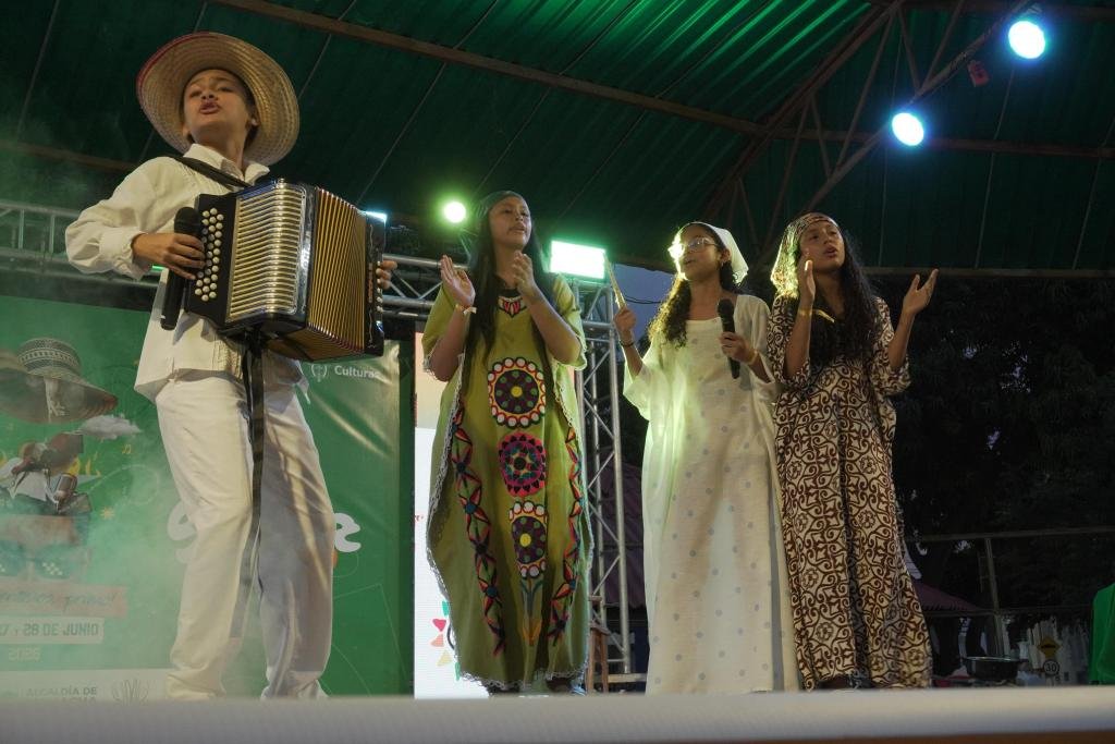 Alcalde Genaro Redondo respalda el talento juvenil en el II Festival Intercolegial Francisco el Hombre en Riohacha