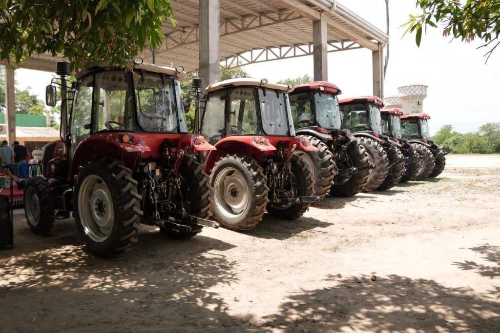 Gobernación fortalece comedores escolares y educación agropecuaria con entrega de menaje y tractores en La Guajira