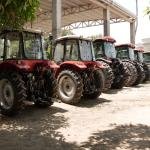 Gobernación fortalece comedores escolares y educación agropecuaria con entrega de menaje y tractores en La Guajira