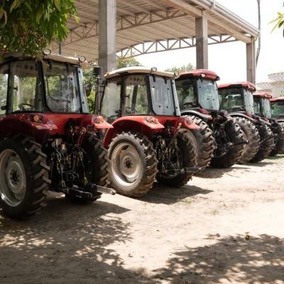 Gobernación fortalece comedores escolares y educación agropecuaria con entrega de menaje y tractores en La Guajira