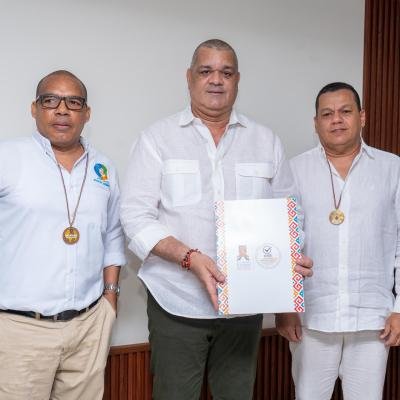 Uniguajira entrega medallas Akumaja y Wareke al Concejo Municipal de Riohacha