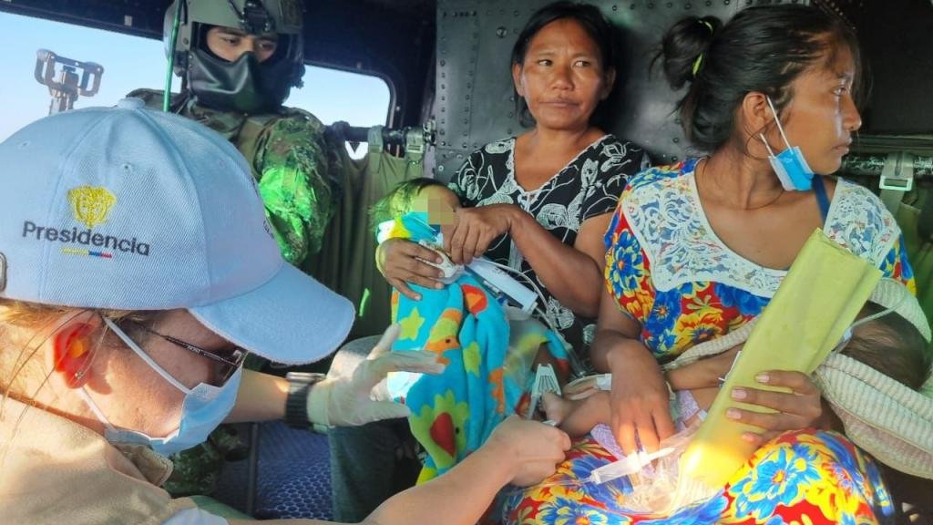 Ejército Nacional realiza evacuación aérea de menores wayúu por emergencia médica