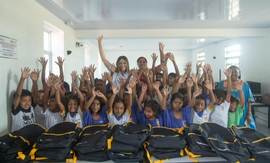 Gestora Social y Bancolombia entregan kits escolares a niños y niñas en Barrancas La Guajira