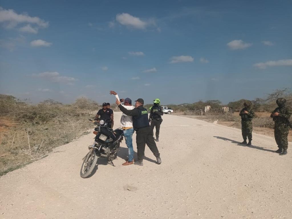 Policía Nacional y Ejército refuerzan operativos de seguridad en Uribia y recuperan vehículo robado
