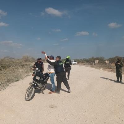 Policía Nacional y Ejército refuerzan operativos de seguridad en Uribia y recuperan vehículo robado