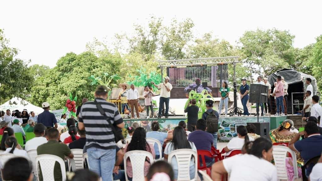 Después de 60 años, estudiantes rurales de Urumita reciben insumos agropecuarios gracias a gestión del gobernador Jairo Aguilar