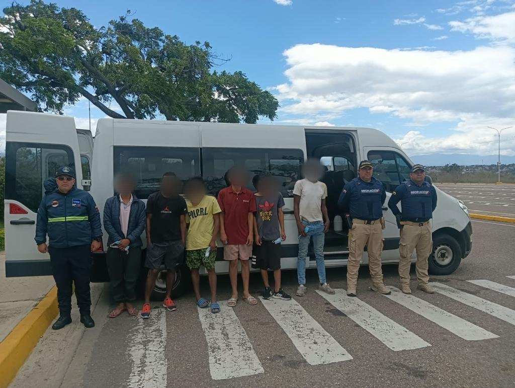 Se cumple la orden presidencial: seis extranjeros reincidentes fueron expulsados por Migración Colombia en Santander