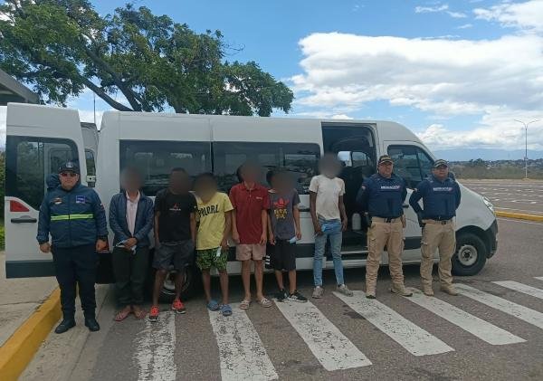 Se cumple la orden presidencial: seis extranjeros reincidentes fueron expulsados por Migración Colombia en Santander
